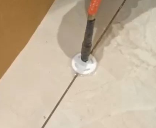 沛县瓷砖空鼓维修公司专业解答瓷砖在铺贴过程中，如果没有涂抹均匀到位的粘结材料（如水泥砂浆或瓷砖胶），可能会导致以下问题